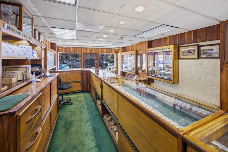 More Photos Of 326 Forest Ave, Laguna Beach General Retail For Sale