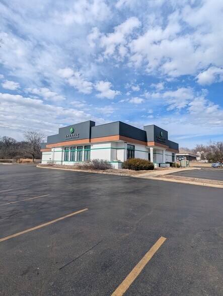 More Photos Of 660 E State Rd, Island Lake Freestanding For Sale