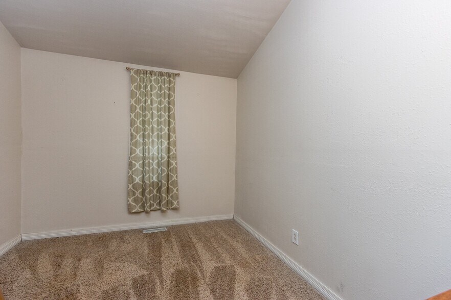 More Photos Of 1419 Old Hardin Rd, Billings Flex For Sale