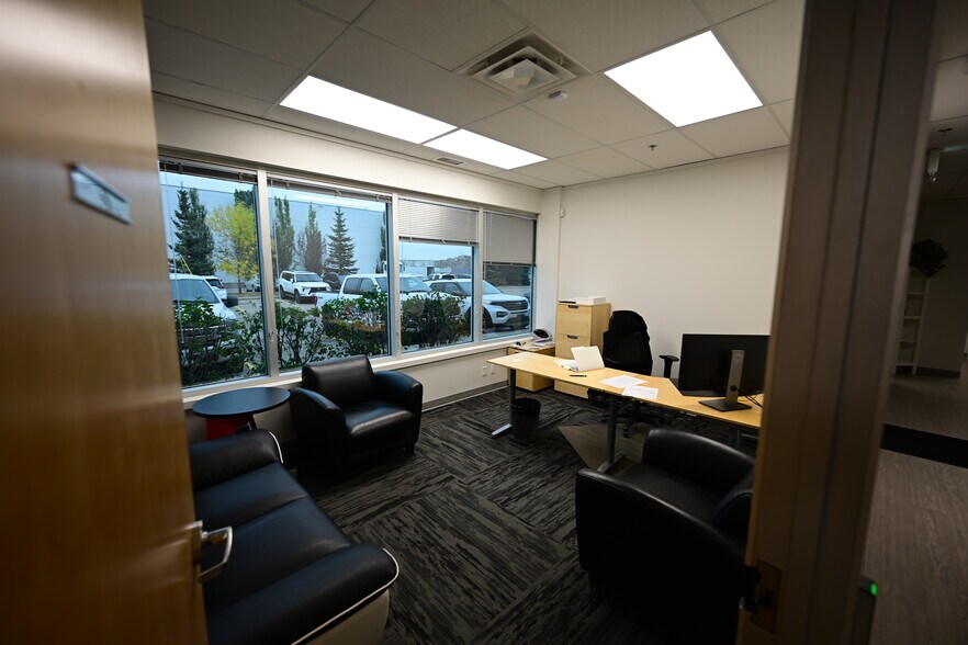 More Photos Of 7115 68 Av NW, Edmonton Warehouse For Lease
