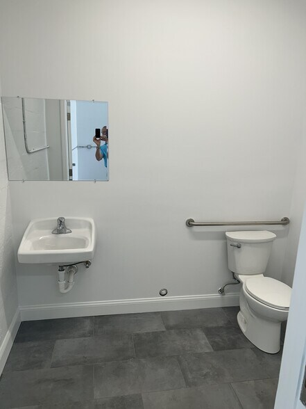 More Photos Of 5713-5727 NE 14th Ave, Fort Lauderdale Warehouse For Lease