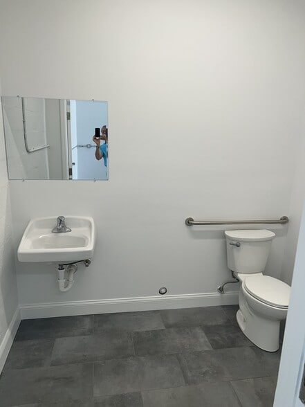 More Photos Of 5713-5727 NE 14th Ave, Fort Lauderdale Warehouse For Lease