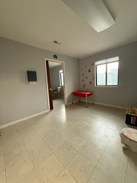 More Photos Of 114 S Maple St, Winchester Office For Lease