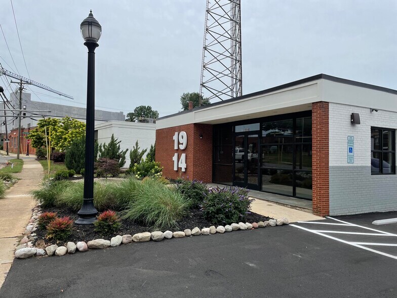 More Photos Of 1914 W Morehead St, Charlotte Office For Sale