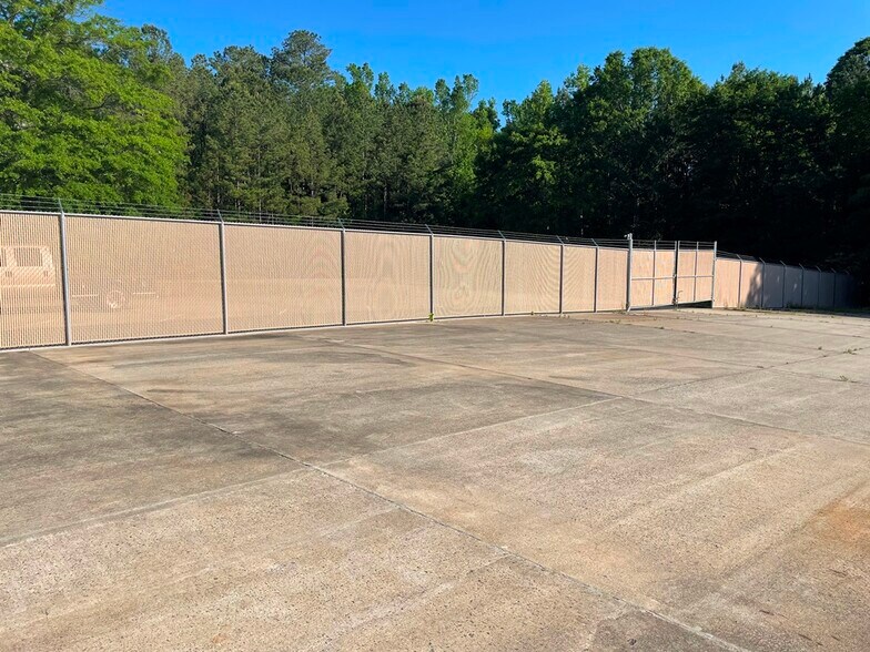 More Photos Of 300 Delano Dr, Manchester Warehouse For Sale