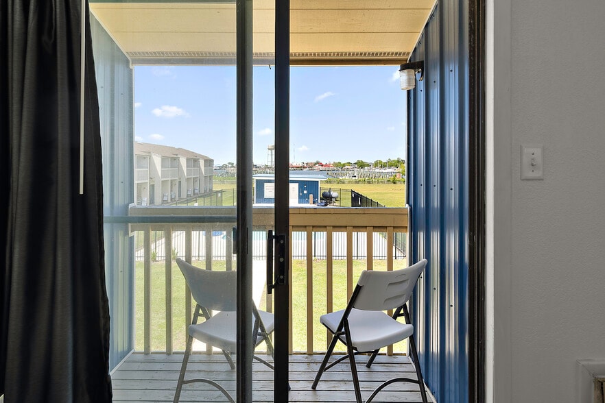 More Photos Of 700 Norris Harbor Dr, Crisfield Hotel For Sale