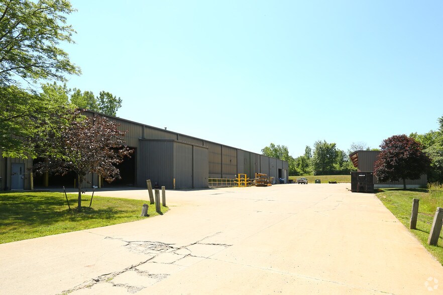 More Photos Of 2111 W Thompson Rd, Fenton Warehouse For Lease