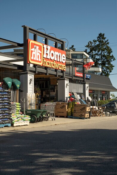 More Photos Of 5755 Cowrie St, Sechelt Storefront For Lease