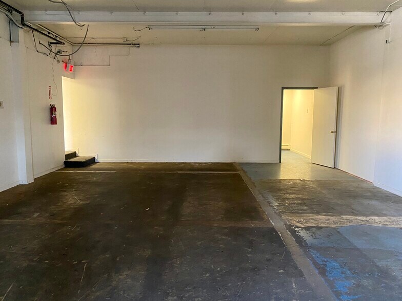 More Photos Of 31 DiCarolis Ct, Hackensack Warehouse For Lease