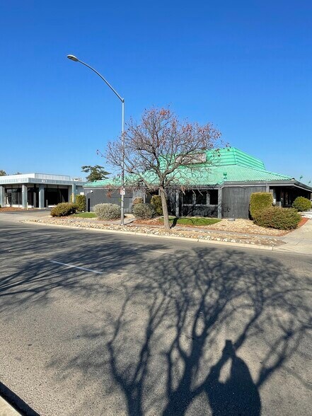 More Photos Of 125 Shaw Ave, Clovis Freestanding For Sale