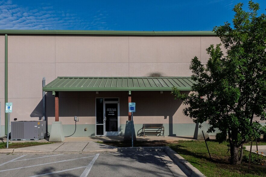 More Photos Of 2105 620 N, Lakeway Flex For Lease