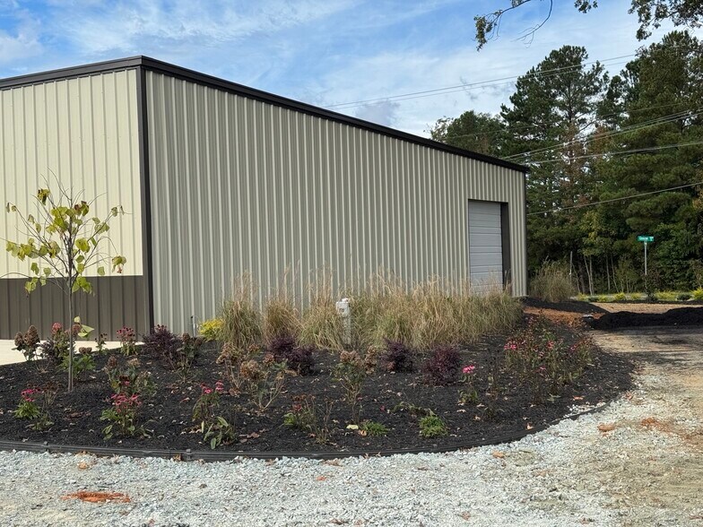 More Photos Of 160 Greenwood Dr, Burlington Warehouse For Lease