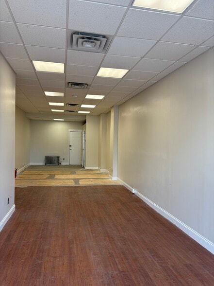 More Photos Of 5 Station Plz, Bethpage Storefront Retail Office For Lease
