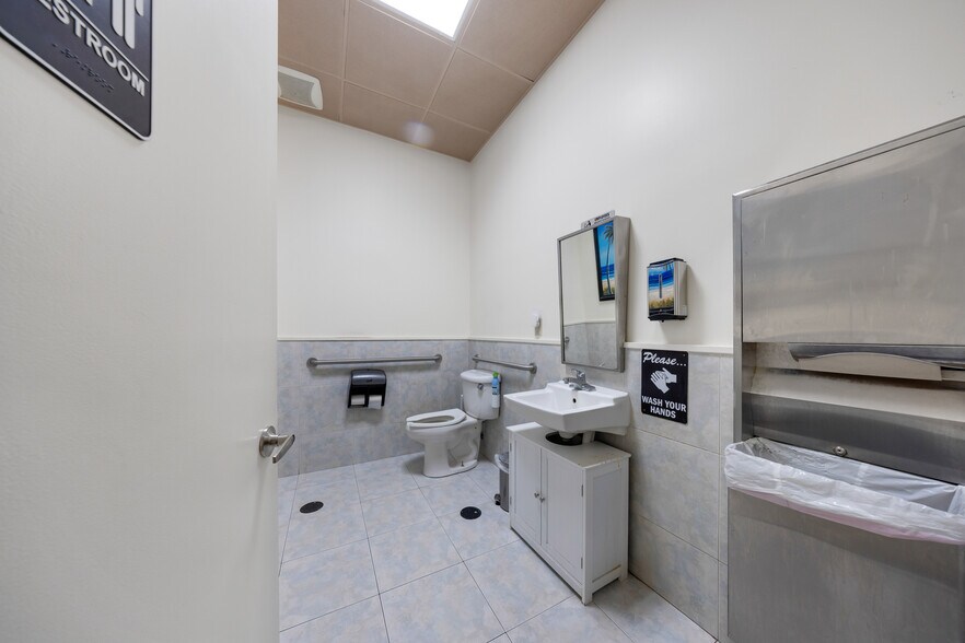 More Photos Of 2860 W State Road 84, Fort Lauderdale Office For Sale