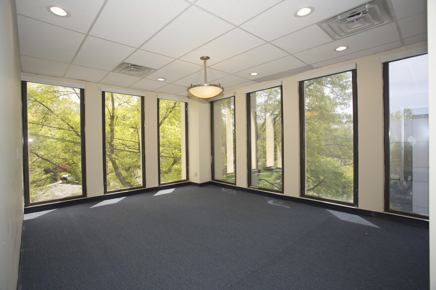 More Photos Of 185 Great Neck Rd, Great Neck Office For Lease