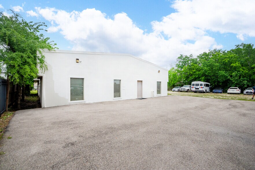 More Photos Of 5904 Dolores St, Houston Office For Lease