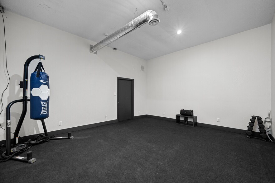 More Photos Of 2400 24th St, Rock Island Office Residential For Lease