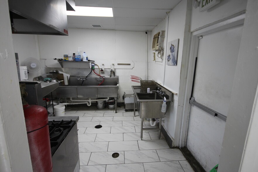 More Photos Of 5114 N Peoria Ave, Tulsa General Retail For Lease