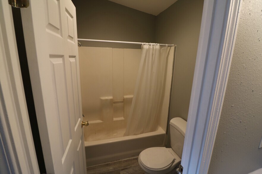 More Photos Of 127 Pacific Ave, Glendale Hotel For Sale