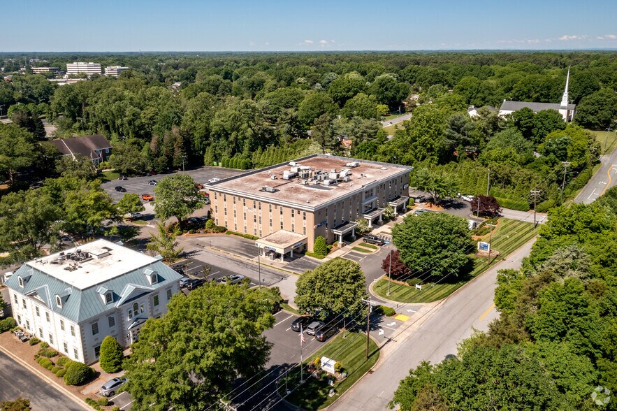 More Photos Of 2150 Country Club Rd, Winston-Salem Office For Lease