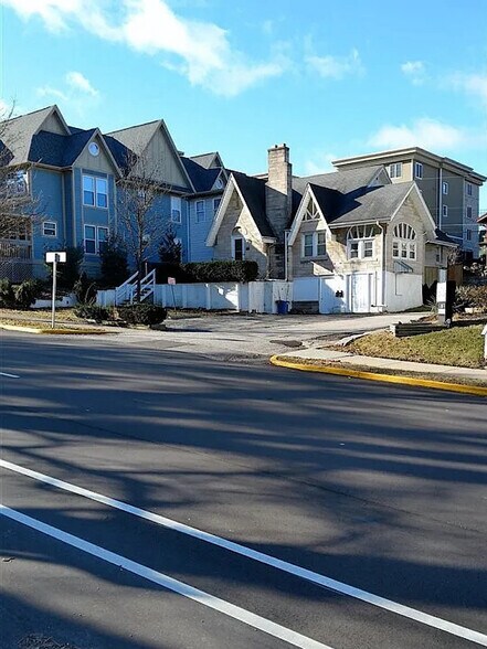 More Photos Of 809 N Walnut St, Bloomington Apartments For Sale