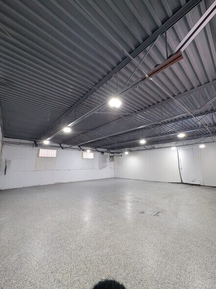 More Photos Of 20520 Stephens St, Saint Clair Shores Manufacturing For Sale