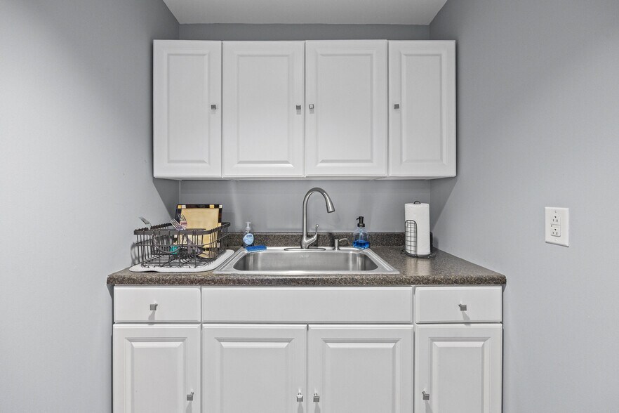 More Photos Of 227 West Ave, Albion Town Orleans Flex For Lease