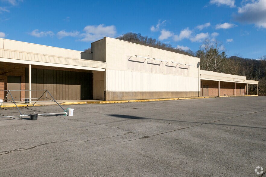 More Photos Of 539 Valley Dr, Oceana Storefront For Sale