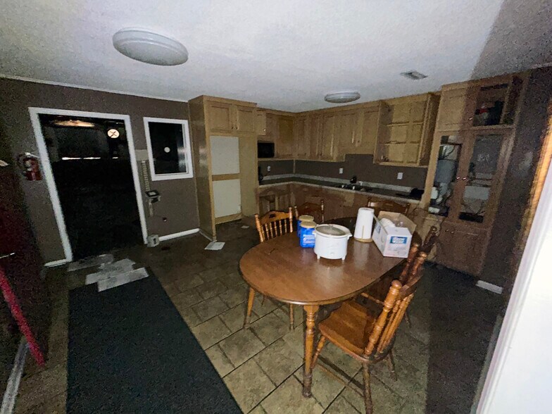 More Photos Of 378 Eastland Rd, Dothan Distribution For Sale