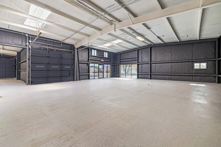 More Photos Of 408 S Main St, Lampasas Light Distribution For Sale