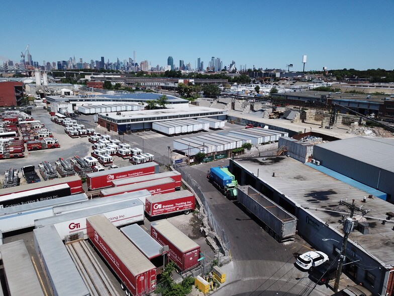 More Photos Of 1 Railroad Pl, Maspeth Warehouse For Lease