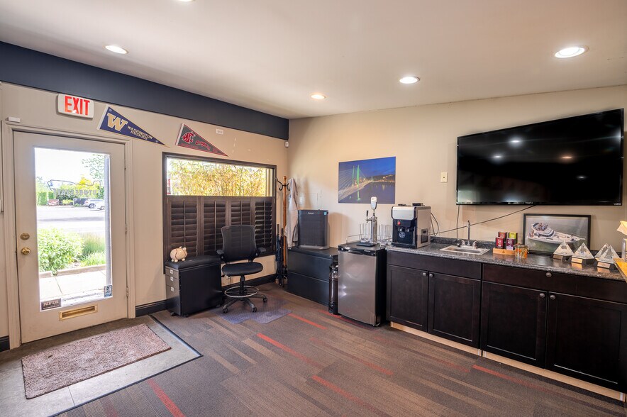 More Photos Of 12525 SW Main St, Tigard Storefront Retail Office For Lease