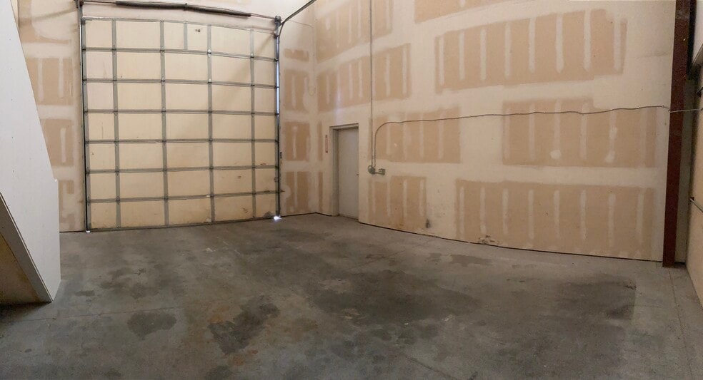 More Photos Of 111 N Geneva Rd, Vineyard Industrial For Lease