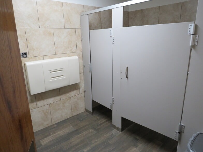 More Photos Of 24725 W Eames St, Channahon Veterinarian Kennel For Sale