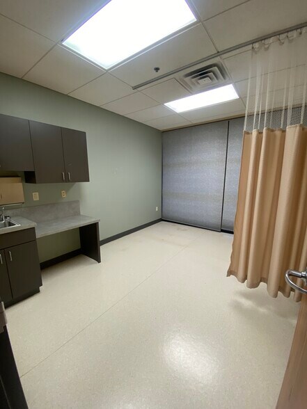 More Photos Of 3730 N Ridge Rd, Wichita Medical For Lease