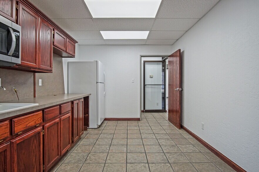 More Photos Of 2412 Palmer Cir, Norman Office For Sale
