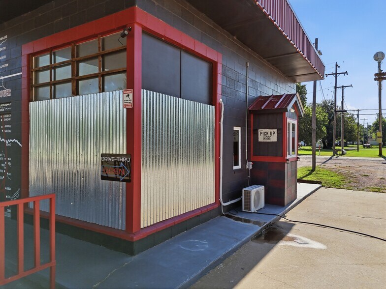 More Photos Of 112 N Chisholm Trl, Dover Restaurant For Sale