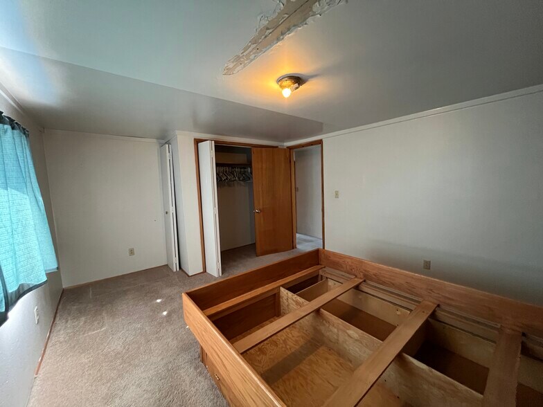 More Photos Of 1004 S Nordic Dr, Petersburg Hotel For Sale