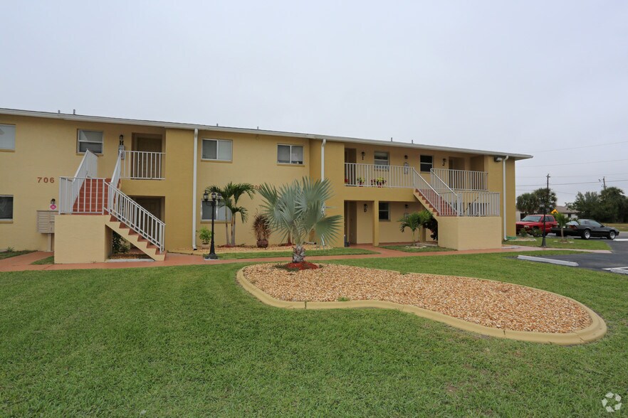 More Photos Of 706 SE 13th Ct, Cape Coral Apartments For Sale
