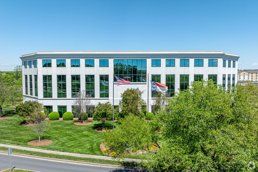 More Photos Of 9144 Arrowpoint Blvd, Charlotte Office For Sale