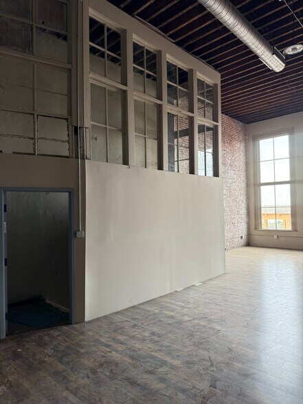 More Photos Of 62 S Front St, Memphis Storefront Retail Office For Sale