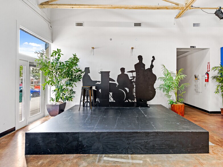 More Photos Of 125 S Main St, Hendersonville Storefront For Sale