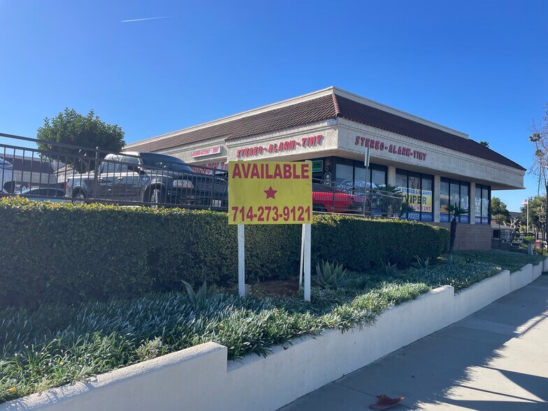 More Photos Of 110 N Washburn Cir, Corona Storefront Retail Office For Lease