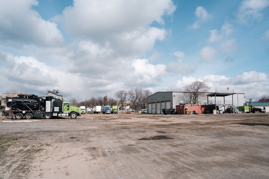 More Photos Of 200 Eastport Blvd, Hamilton Warehouse For Lease