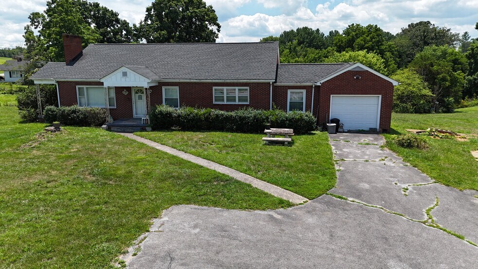 More Photos Of 5207 N Roan St, Gray Specialty For Sale