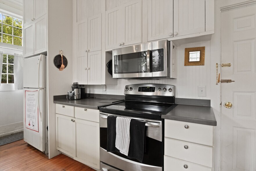 More Photos Of 418 Commercial St, Provincetown Storefront Retail Residential For Sale