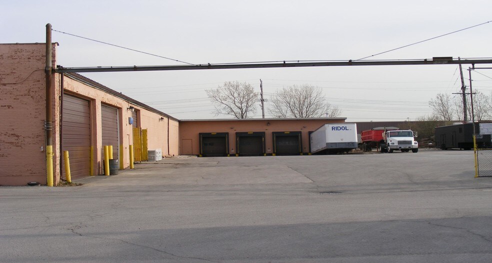 More Photos Of 6801 W 66th Pl, Bedford Park Warehouse For Lease
