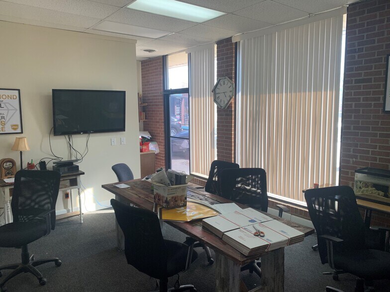 More Photos Of 3100-3102 S 24th St, Kansas City Storefront Retail Office For Lease