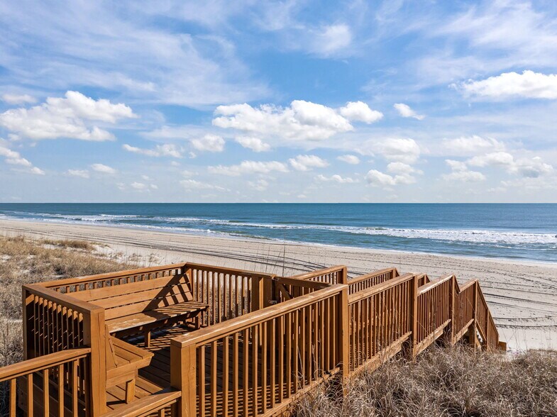 More Photos Of 312 Carolina Beach Ave N, Carolina Beach Office For Sale