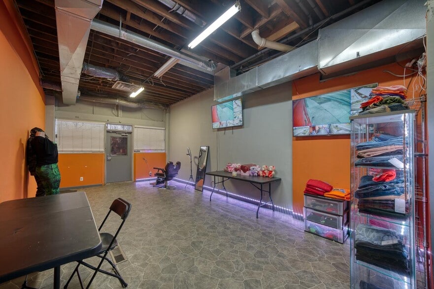 More Photos Of 10325 Cadieux Rd, Detroit Flex For Sale